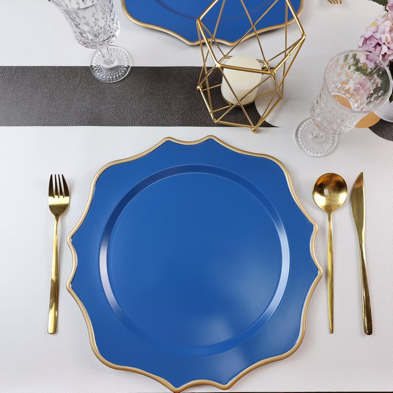 Omuriko Cargadores azules para platos llanos, 13 pulgadas de plástico festoneado, juego de 6 platos decorativos para servicio de carga, para bodas,