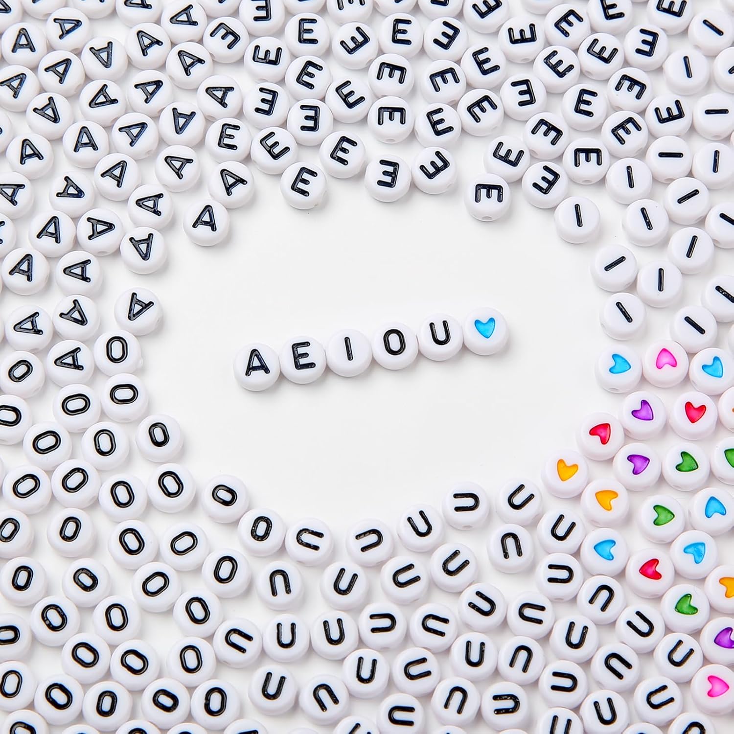CYEENUT – 600 cuentas de letras vocales de colores, cuentas de letras redondas de 0.157 x 0.315 pulgadas, cuentas del alfabeto, pulseras de amistad,