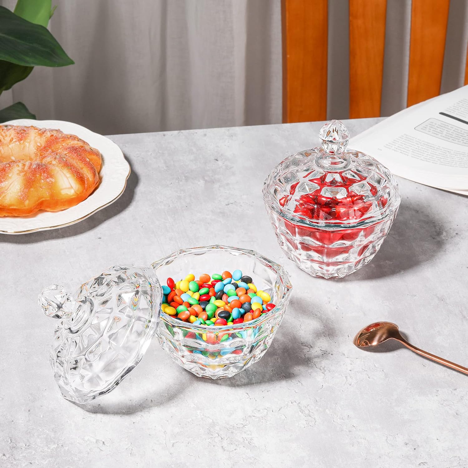 ComSaf Plato de caramelo de vidrio con tapa, cuenco decorativo para caramelos, tarro de caramelo cubierto de cristal para escritorio de oficina en
