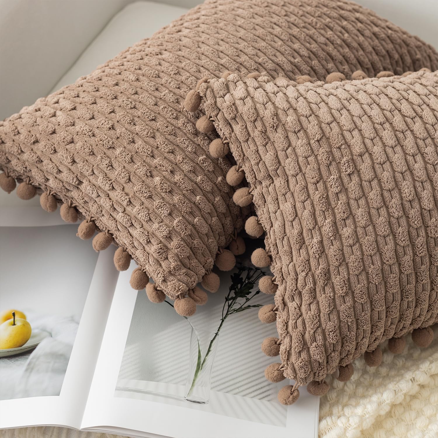 Kevin Textile – Juego de 2 fundas de almohada decorativas lumbares de color marrón claro de 12 x 20 pulgadas con pompones para sofá y cama,