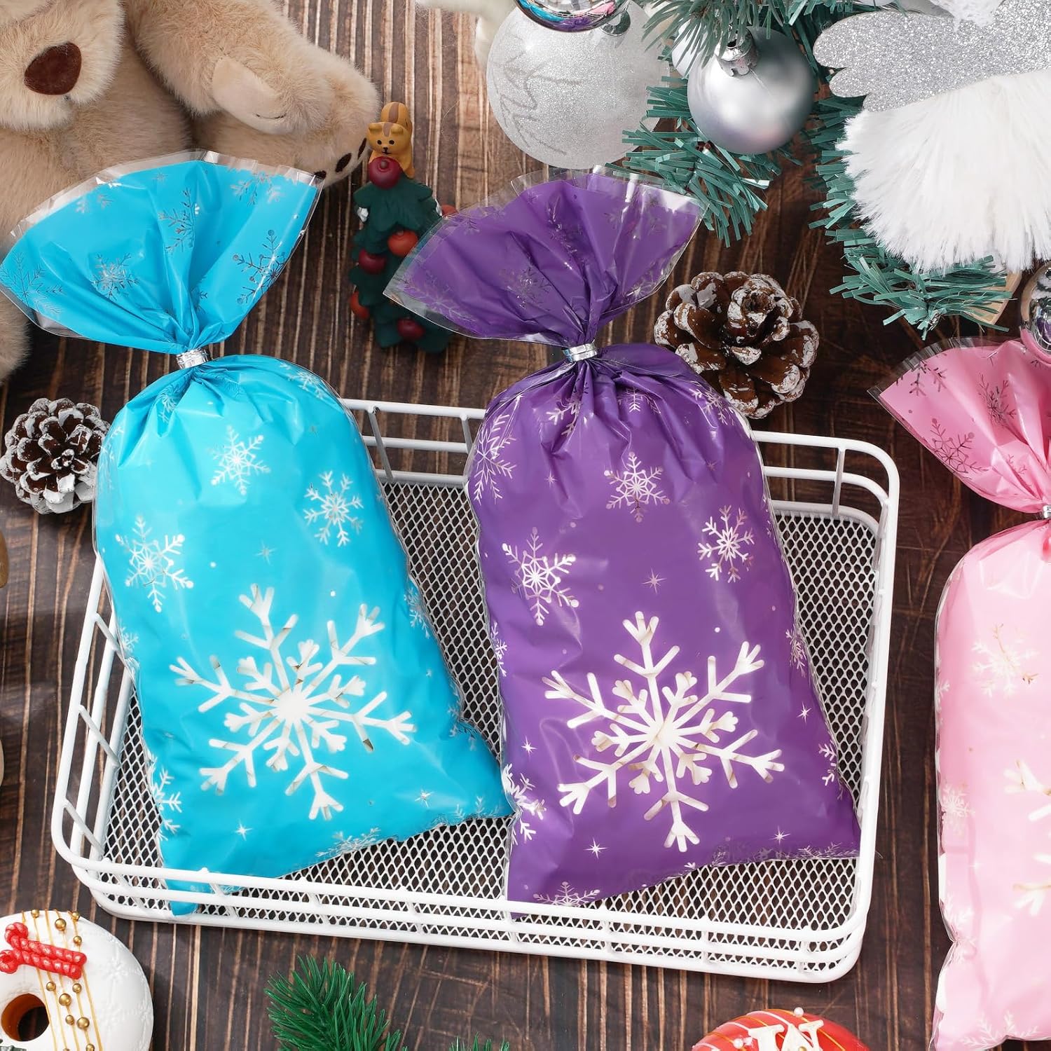 Whaline 150 bolsas de celofán de Navidad, color rosa, azul, morado, copo de nieve, caramelos, galletas, bolsas de plástico con lazos giratorios