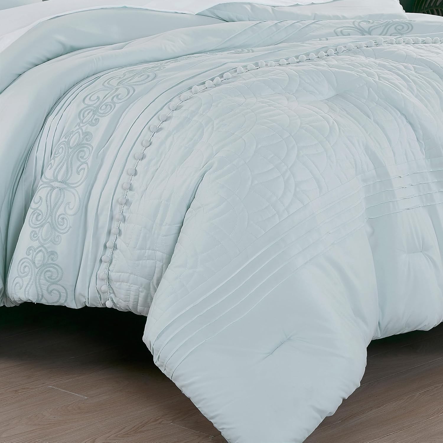 Chezmoi Collection Athena Bed in a Bag – Juego de edredón de 7 piezas de felpilla bordada con pompones y sábanas para todas las estaciones, Queen,