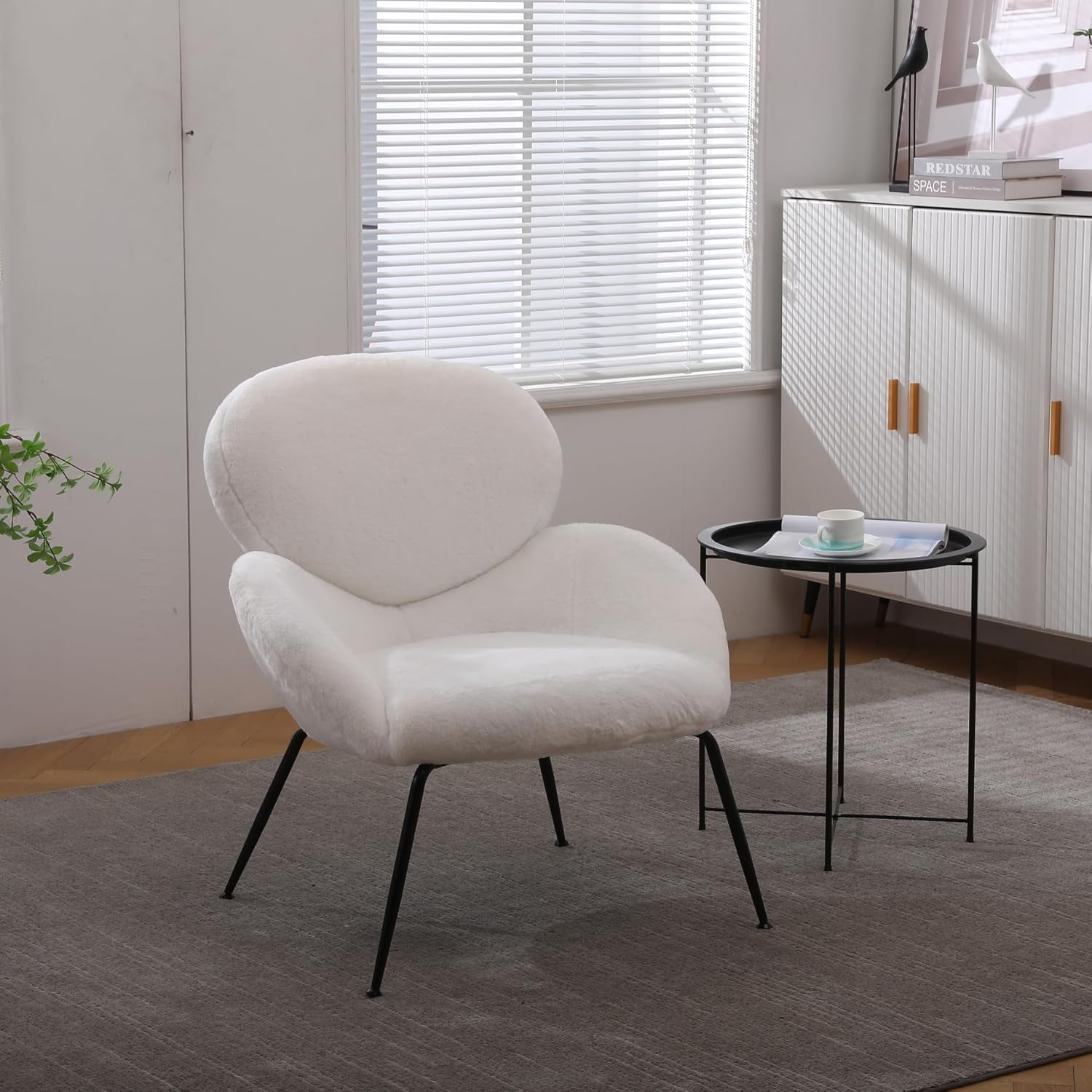 TRIPLE TREE Silla decorativa de sherpa, sillón tapizado de piel sintética con patas de metal negro y almohadillas ajustables para los pies, cómoda