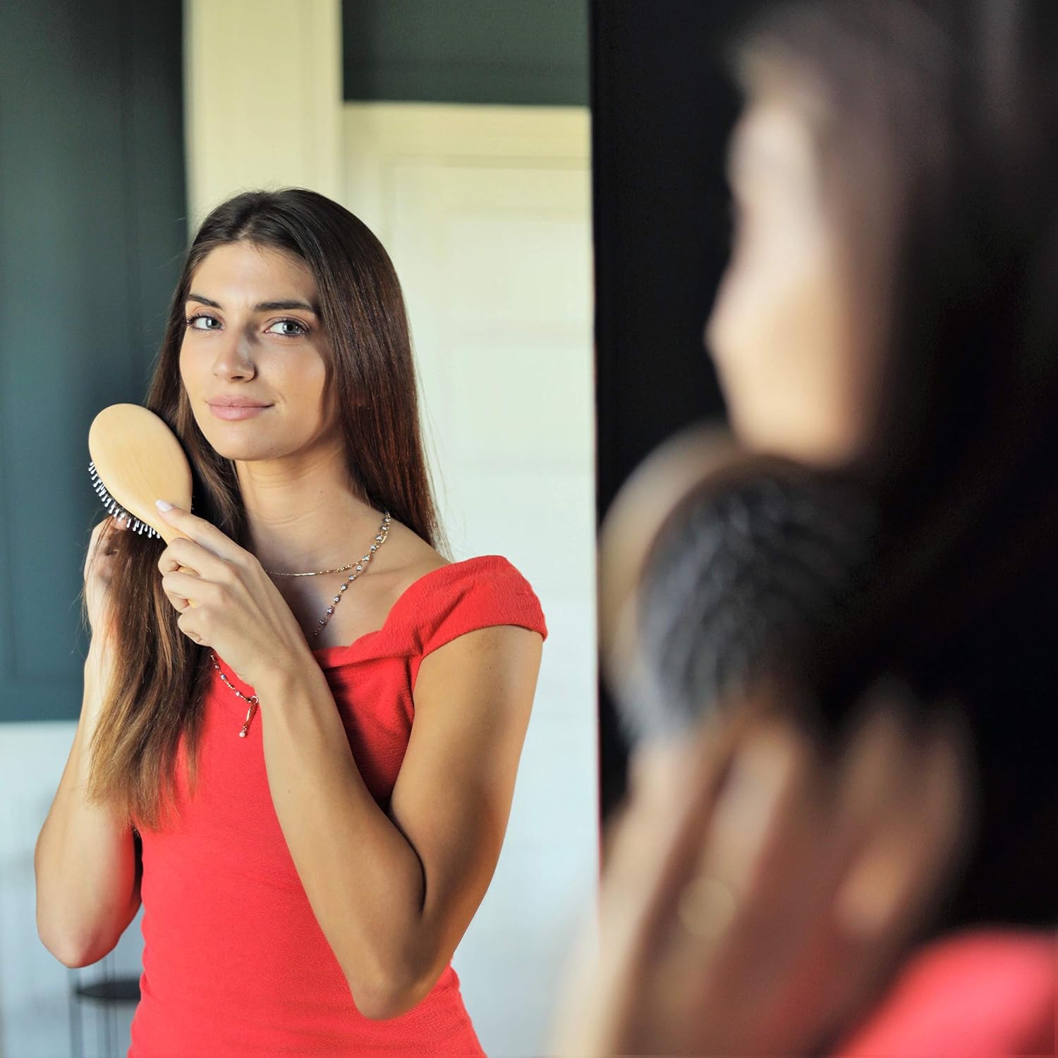 Juego de cepillos de cerdas de jabalí para cabello grueso y normal. Mango de madera natural pulida a mano para un aspecto y sensación refinados.