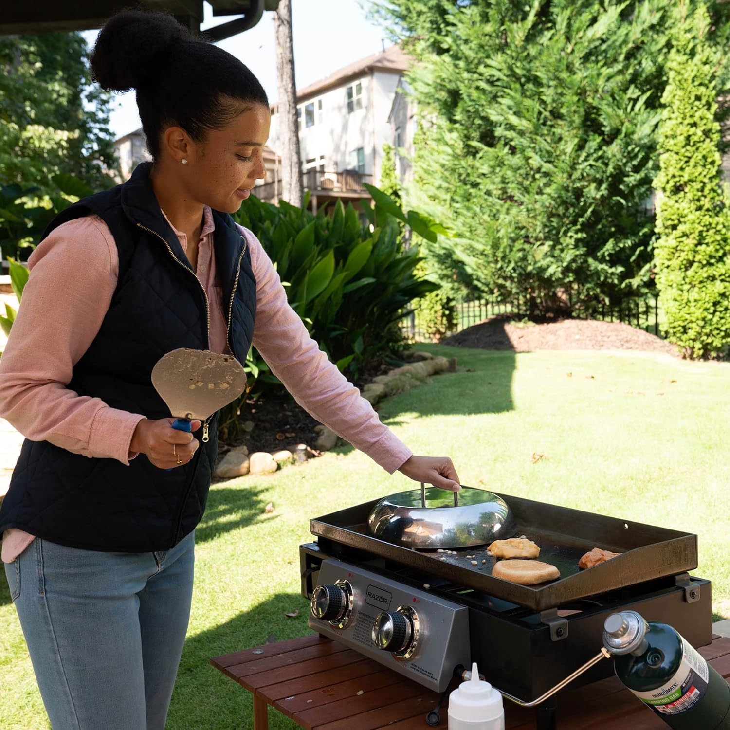 Razor Griddle GGT2130M – Parrilla portátil de gas propano LP de 25 pulgadas para exteriores, 2 quemadores, con 318 pulgadas cuadradas, para cocinar