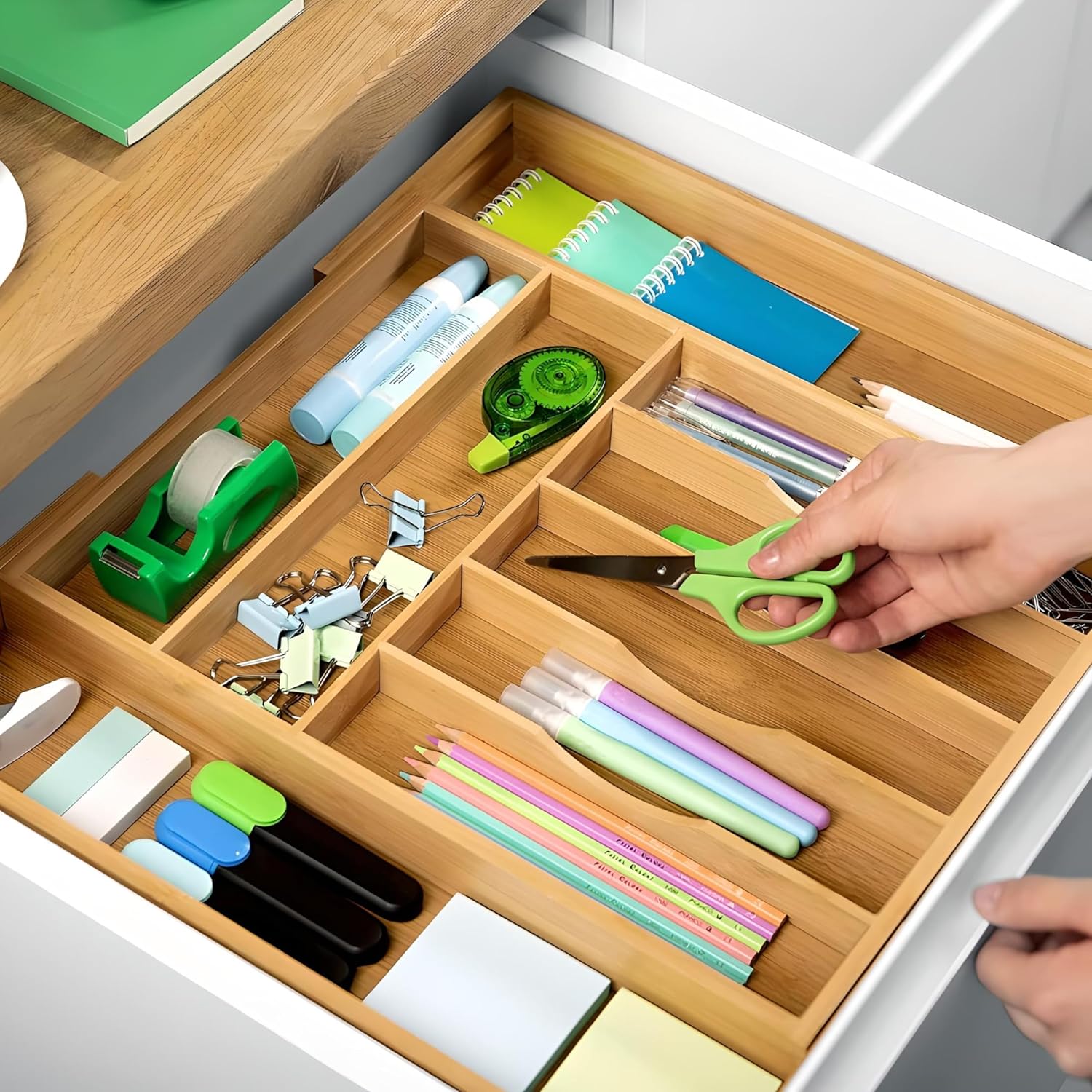 Organizador de cajones de cocina con base reforzada y divisores, organizador de cajones de cubiertos expandible, soporte de utensilios de bambú para