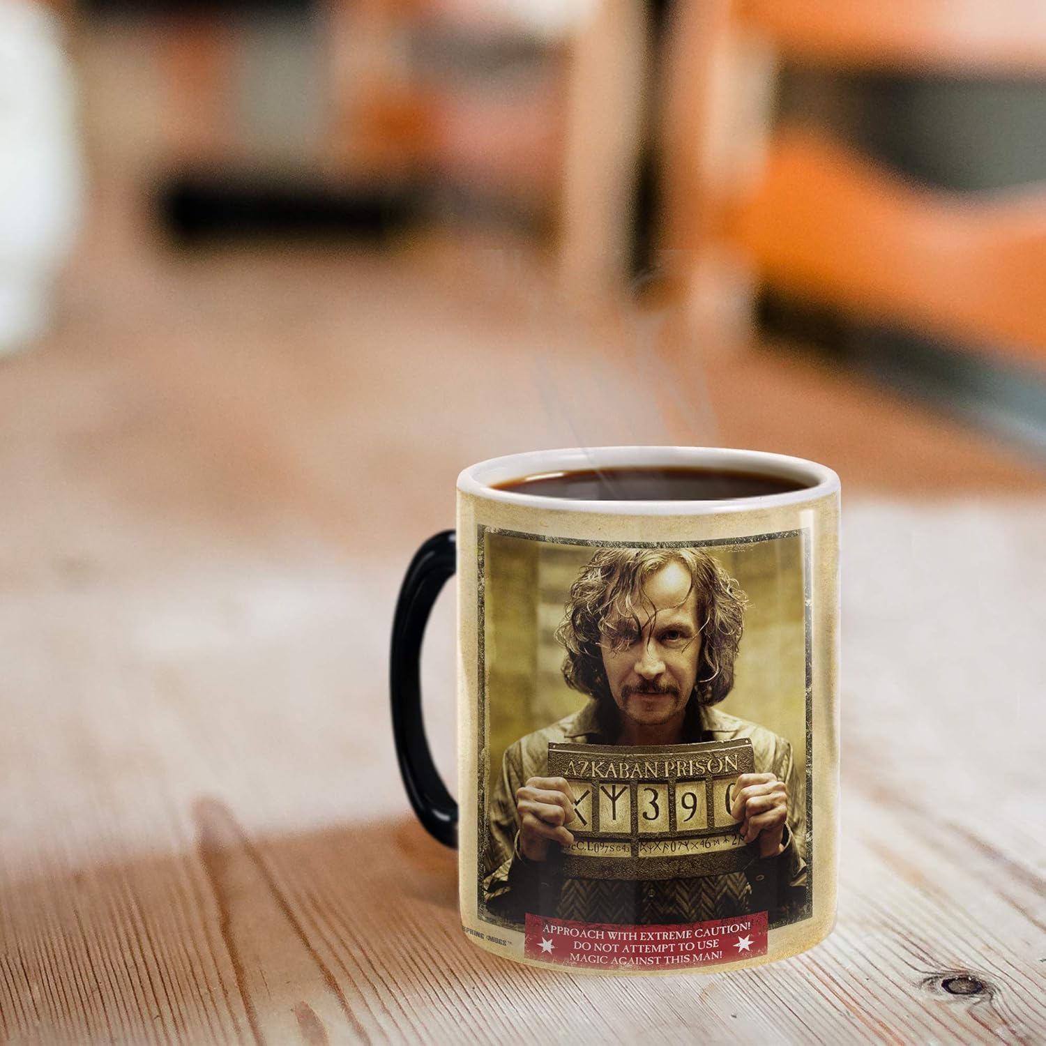 Morphing Mugs Harry Potter – Sirius Black – Wanted Wizard – Una taza de cerámica sensible al calor que cambia de color de 11 onzas  Imagen revelada