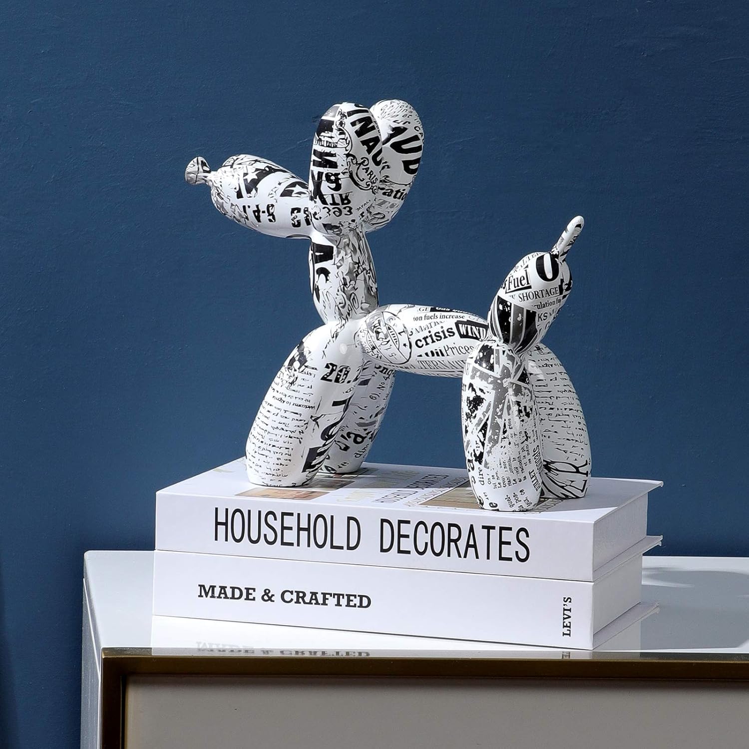 SVNXIUS Decoración de perro de resina, decoración de estatua de perro con globo de periódico para decoración del hogar, estantería de TV, decoración