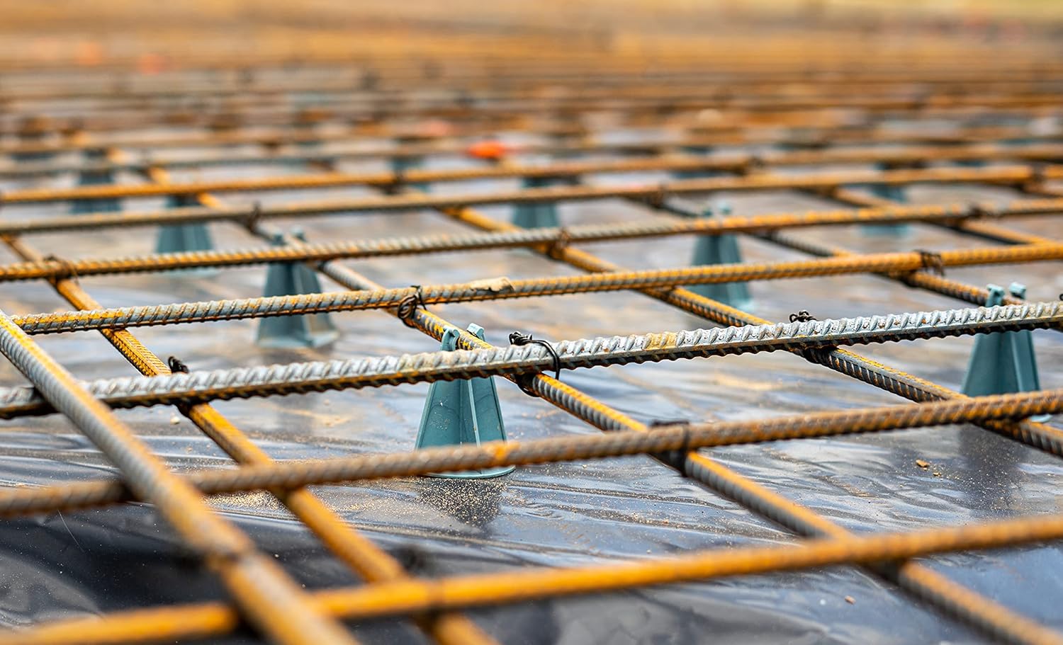 Sandbaggy Silla de plástico con barras de refuerzo, se adapta a barras de refuerzo #3 a #5, construcción resistente, elección preferida para