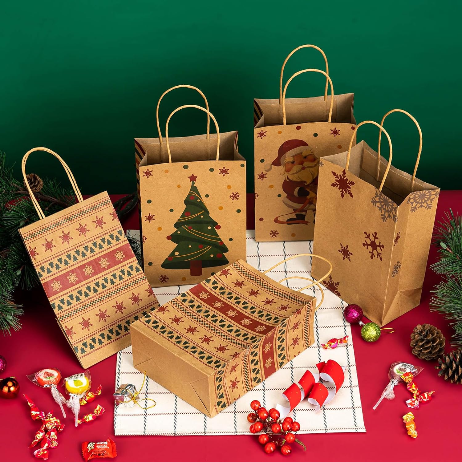 RACETOP 24 bolsas pequeñas de regalo de Navidad con asas, 4 diseños de bolsas de papel kraft de Navidad para bolsas de regalos de Navidad, recuerdos