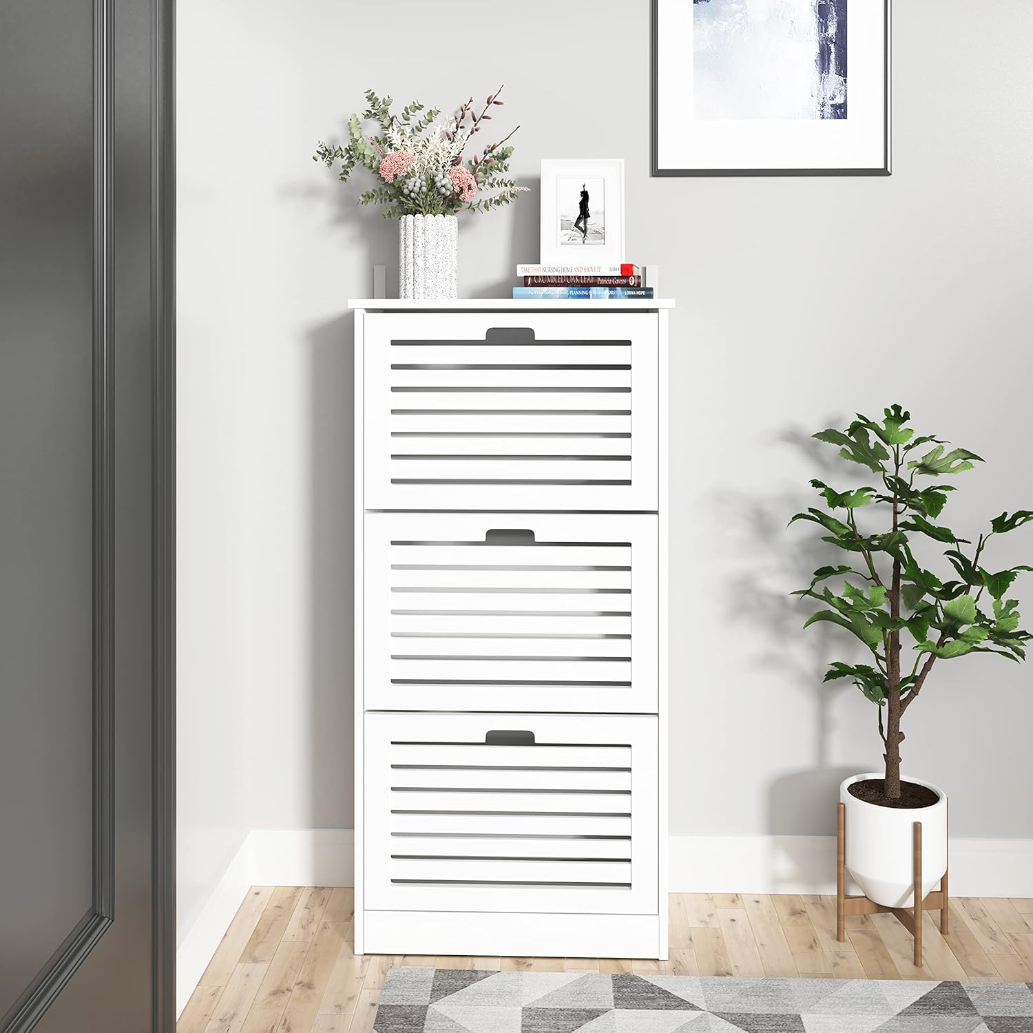 Hommoo Armario de almacenamiento de zapatos blanco con puerta de 3 listones abatibles, armario estrecho para zapatos con estante ajustable, gabinete