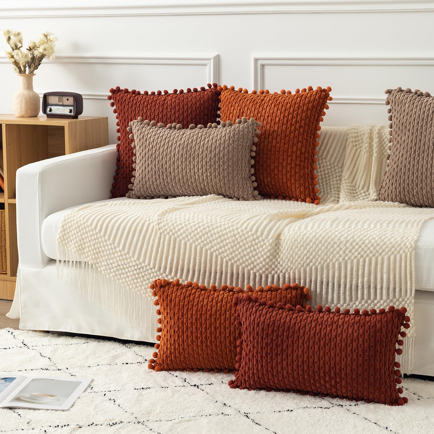 Kevin Textile – Juego de 2 fundas de almohada decorativas lumbares de color marrón claro de 12 x 20 pulgadas con pompones para sofá y cama,