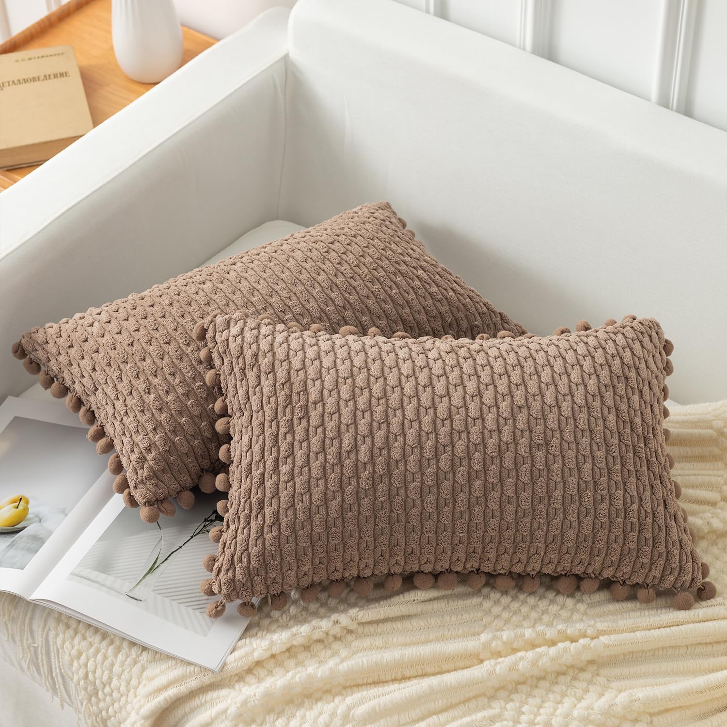 Kevin Textile – Juego de 2 fundas de almohada decorativas lumbares de color marrón claro de 12 x 20 pulgadas con pompones para sofá y cama,