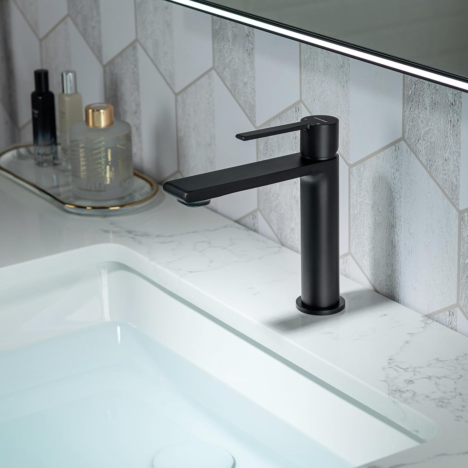 Casta Diva Grifo de lavabo de baño de una sola manija, incluye placa de cubierta para fregadero de baño de 1 o 3 agujeros, instalación sin