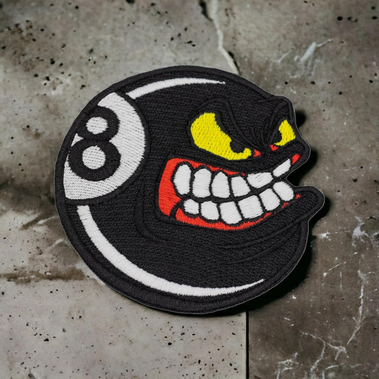 Parche bordado de bola de billar negro enojado número ocho. Tamaño 3,5 x 3,5 pulgadas.