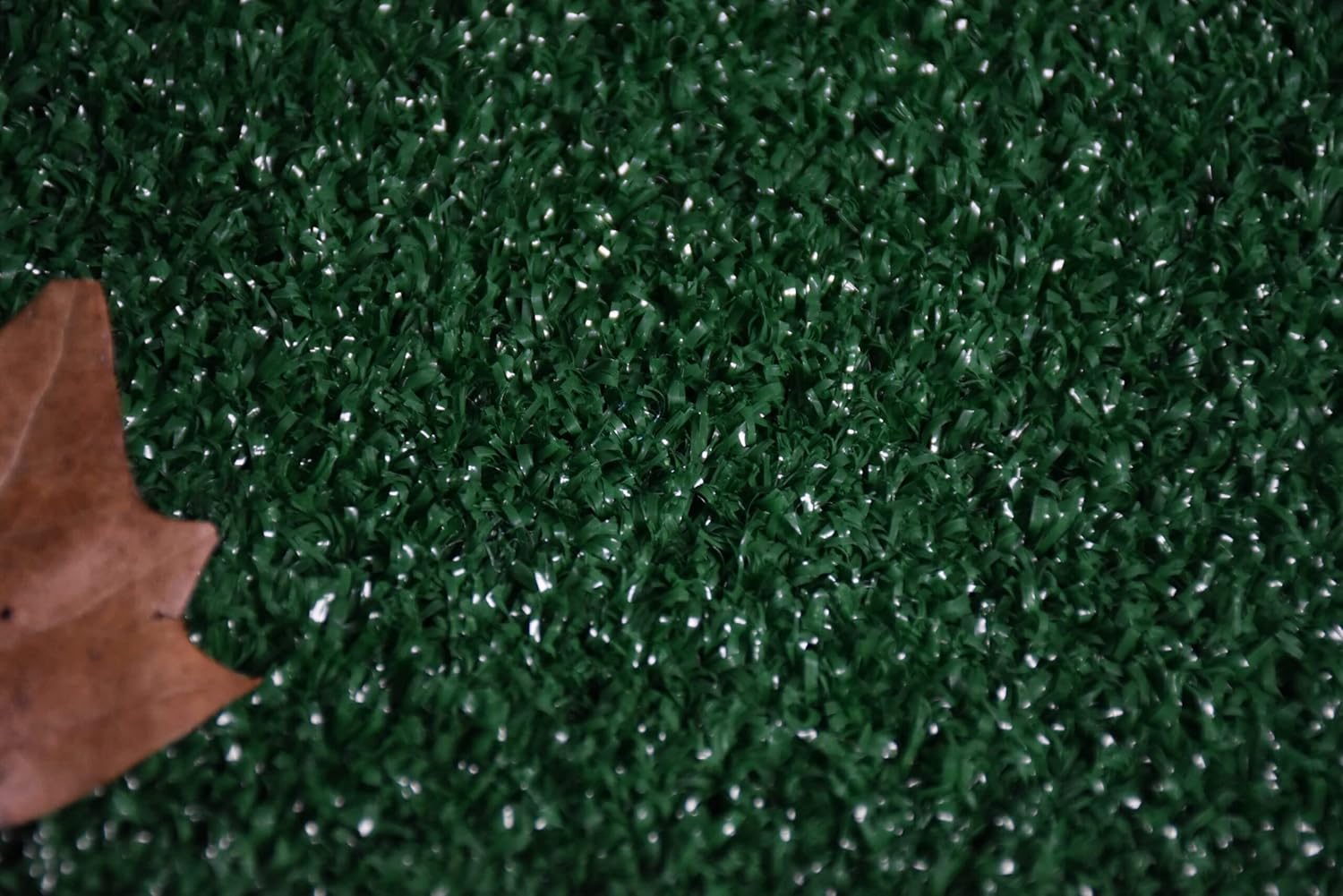 FurnishMyPlace – Alfombra de césped artificial de césped verde de 4 x 8 pies para interiores y exteriores, ideal para terrazas y patios al aire