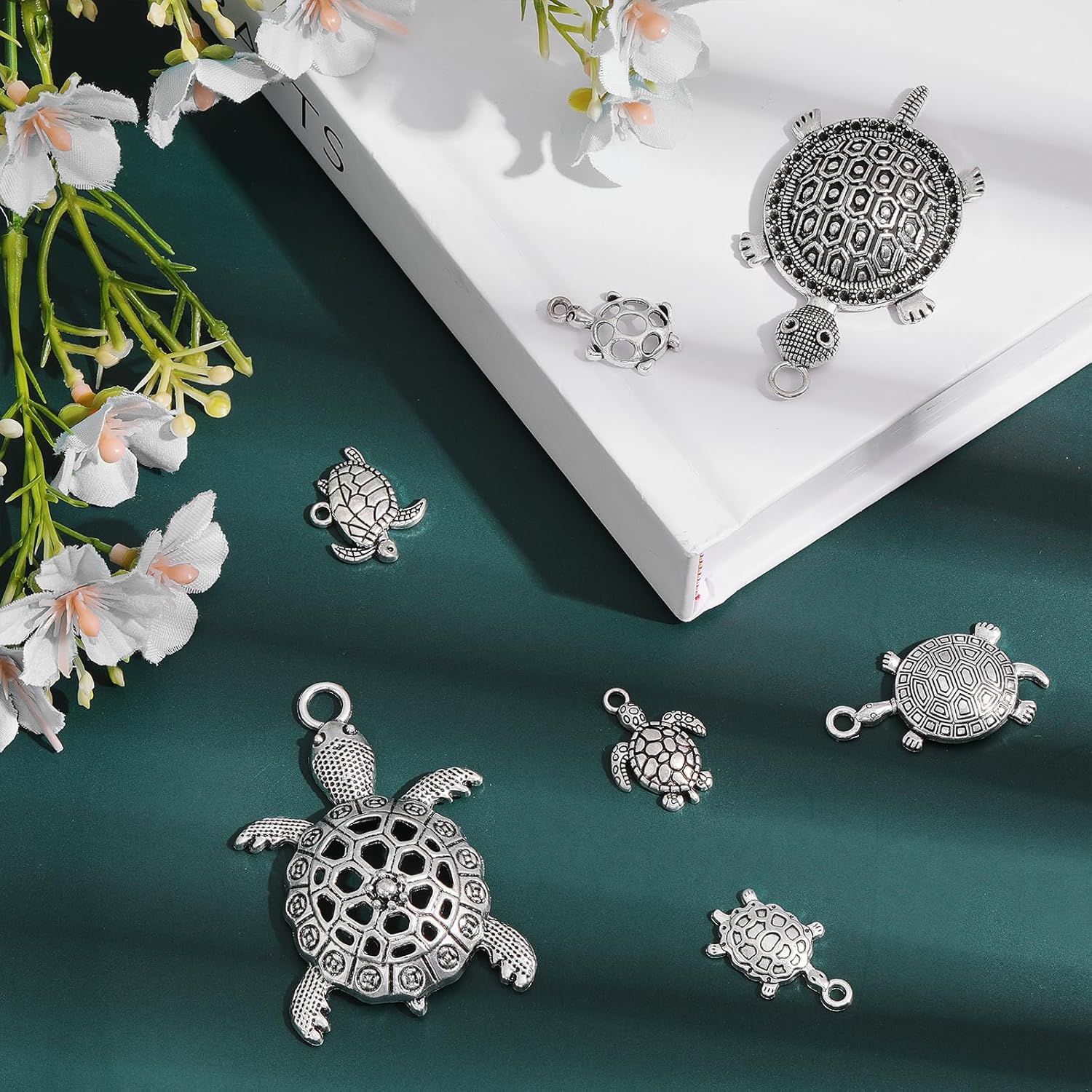 CHGCRAFT 30 dijes de aleación con forma de tortuga de estilo tibetano de 15 estilos para hacer joyas y accesorios de pulsera, plata antigua