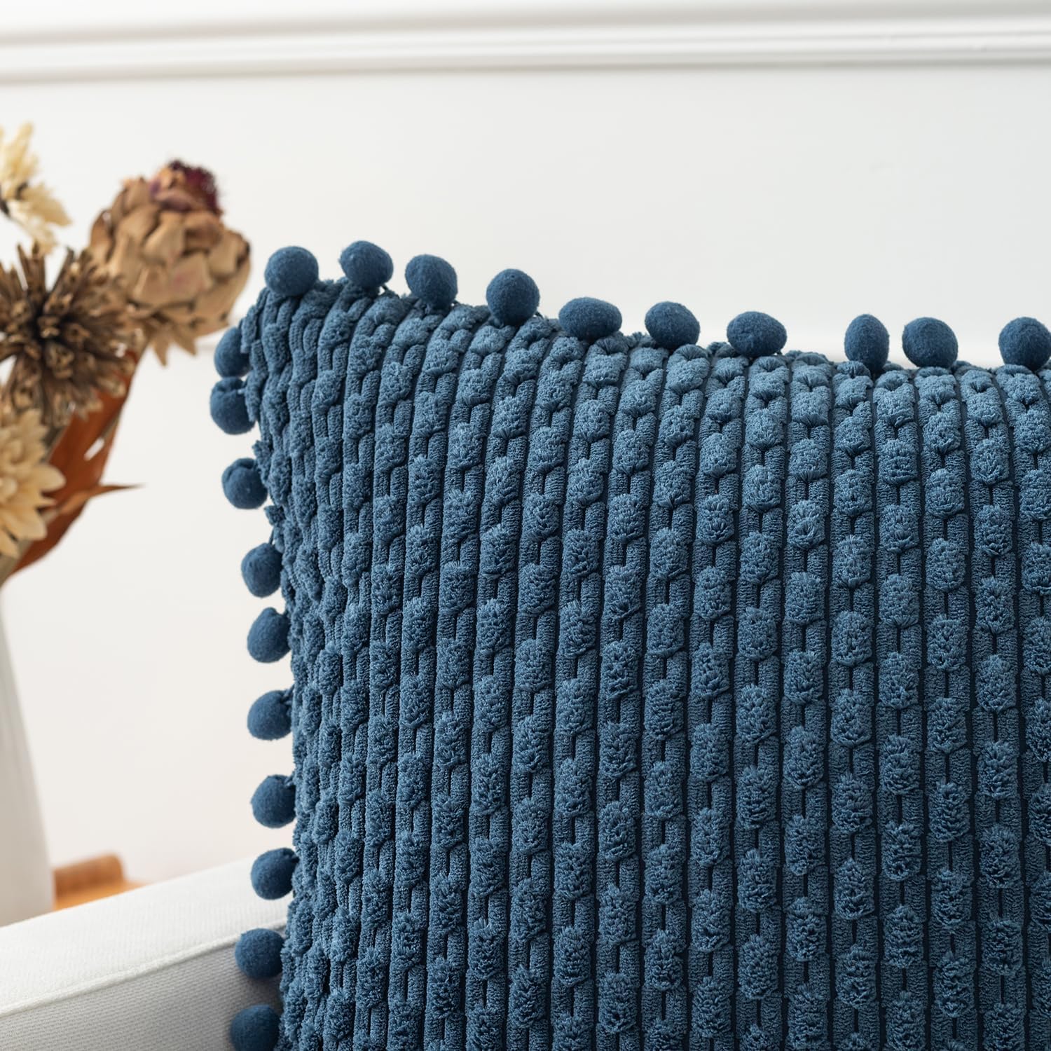 Kevin Textile – Juego de 2 fundas de almohada decorativas de pana azul, con pompones, suaves, bohemias, a rayas, decoración moderna para el hogar,