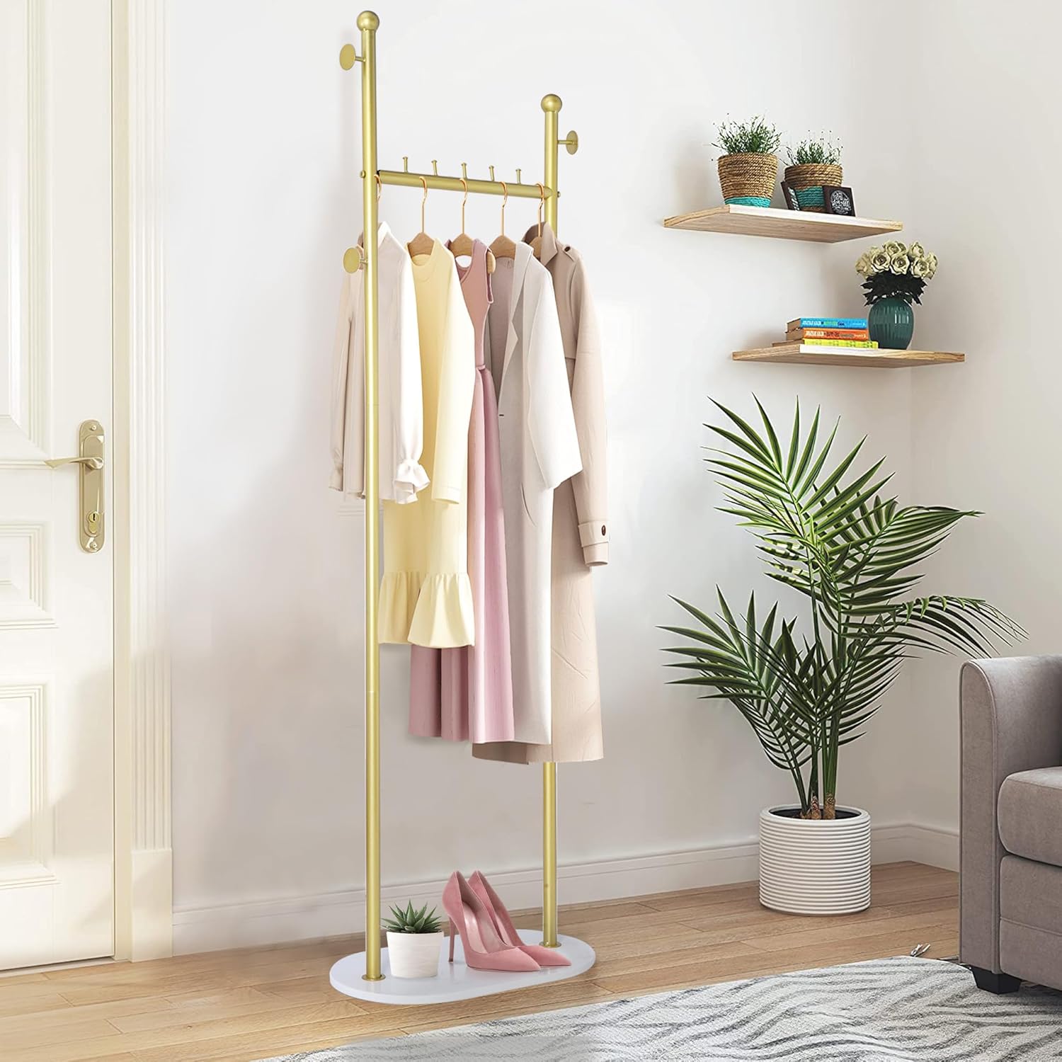 uyoyous Percheros dorados con base de madera, estantes de ropa dorados con estante para boutique, dormitorio, entrada, pasillo