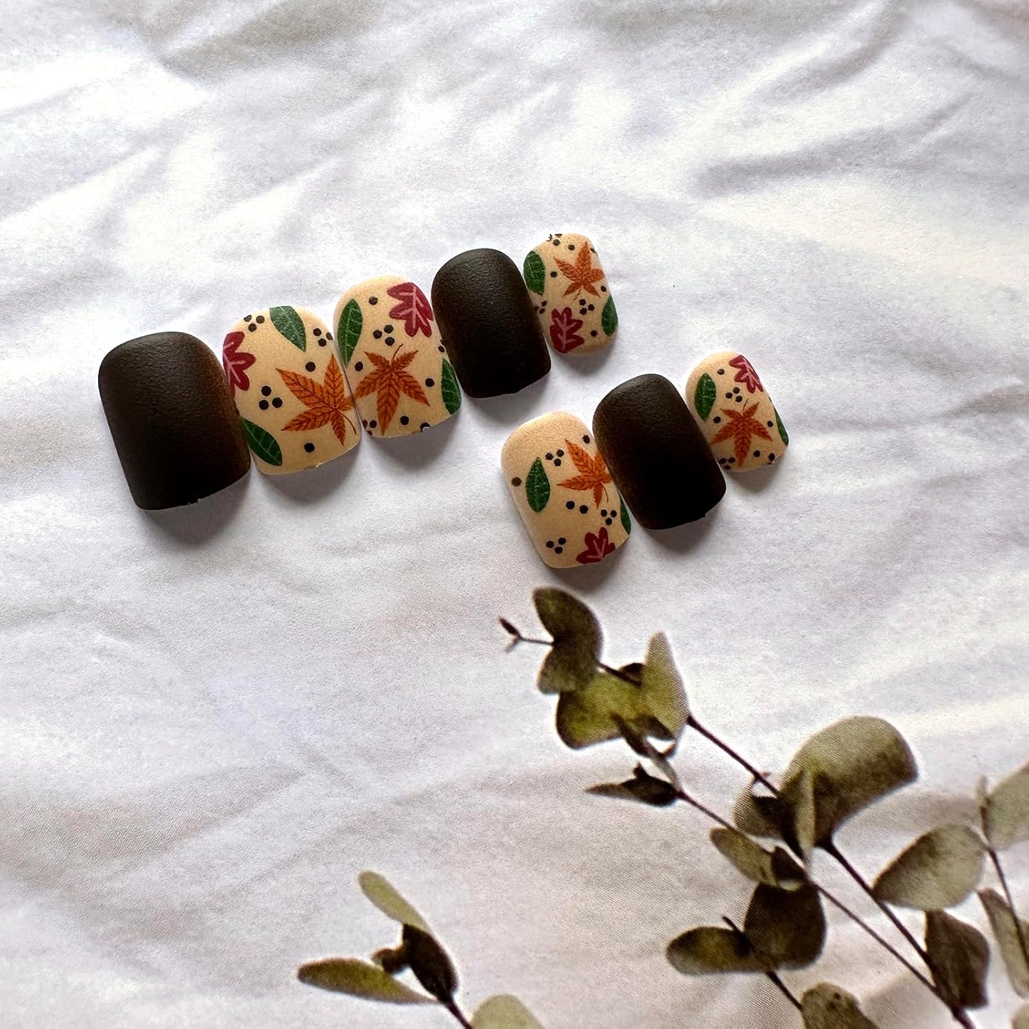 Uñas postizas cuadradas cortas a presión, color marrón oscuro mate, con diseños de hojas de arce, uñas adhesivas de hojas de otoño, uñas acrílicas