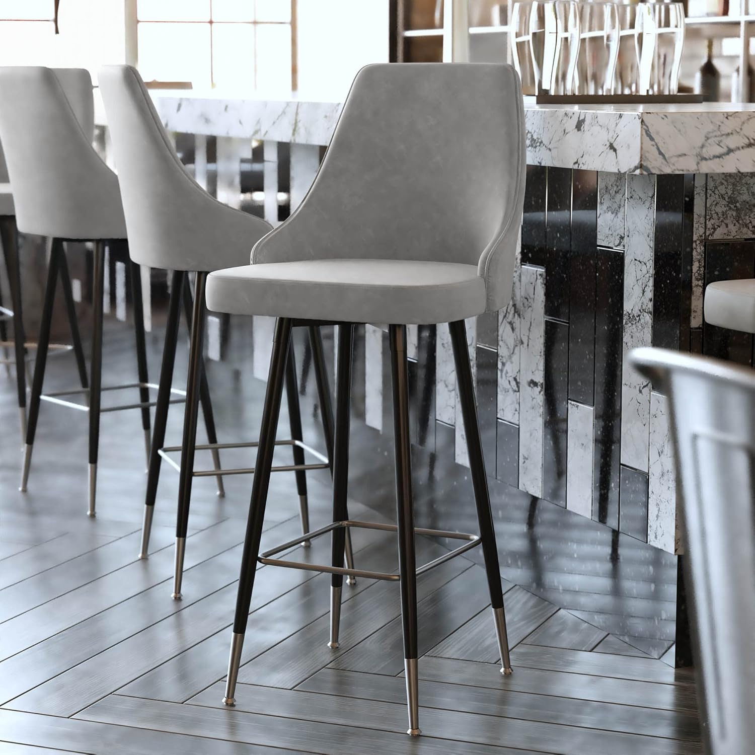 Flash Furniture Shelly – Juego de 2 taburetes de bar comerciales de altura de bar, tapicería LeatherSoft gris, marcos de metal negro, 30 pulgadas de