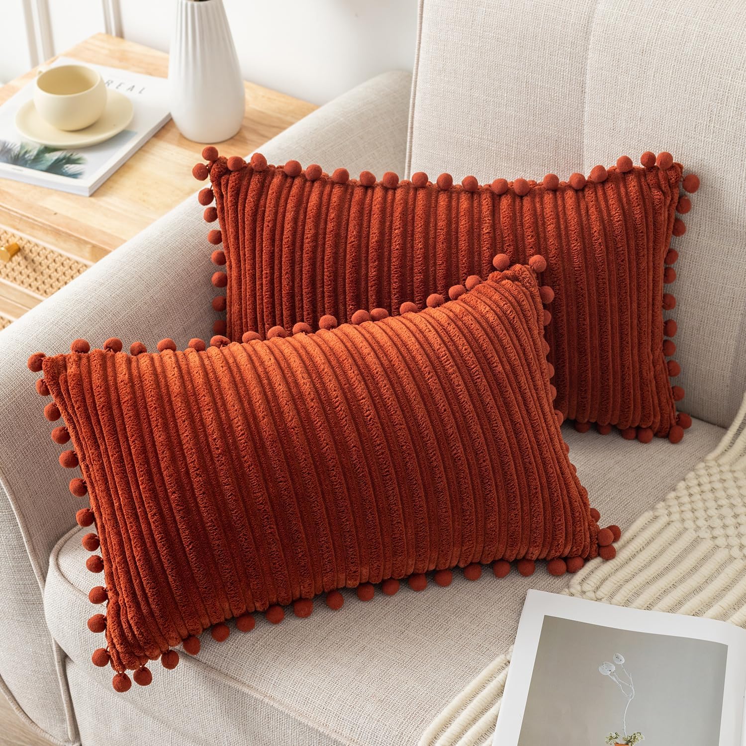 UGASA – Juego de 2 fundas de almohada decorativas de rayas bohemias con pompones, de franela suave, rectangular, para sofá, dormitorio, decoración