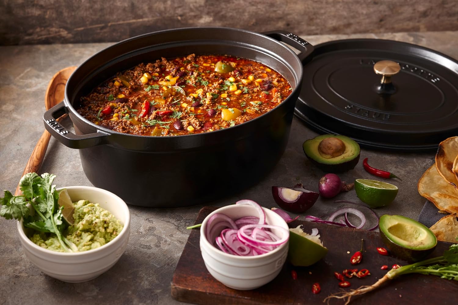 Staub Horno holandés ovalado de 8.5 cuartos de galón, color negro mate
