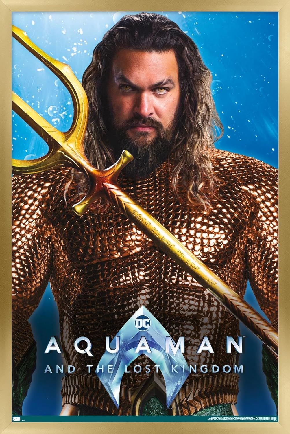 Trends International DC Comics Movie Aquaman y el Reino Perdido – Póster de pared de Aquaman, 22.37 x 34.00 pulgadas, versión enmarcada en oro
