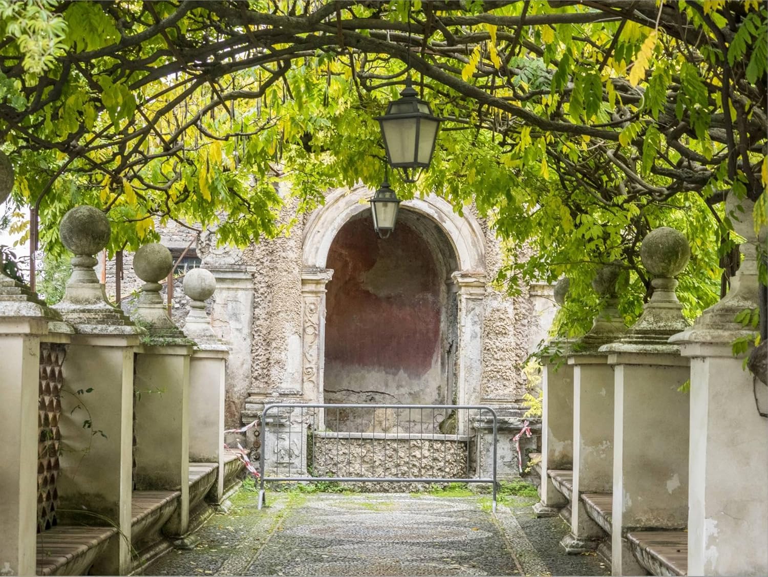 ART.COM Lienzo estirado Italia, Lazio, Tivoli, Villa d’Este. Pasarela en los jardines de Villa d’Este. por Julie Eggers, 24×18