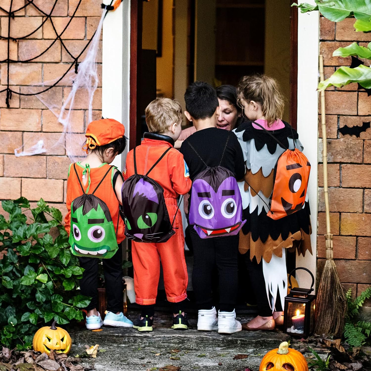 Whaline Paquete de 6 bolsas con cordón de Halloween, diseño de dibujos animados de Halloween, bolsas de regalo reutilizables, mochila de dulce o