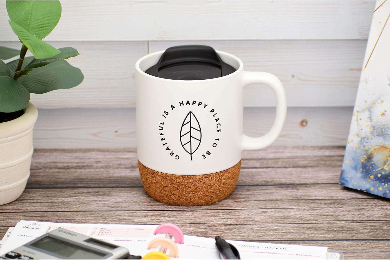 Taza de café de diseño de cerámica  Grateful is a happy place to be  Capacidad para 14 onzas  Parte inferior de corcho con tapa  Ideal para café,