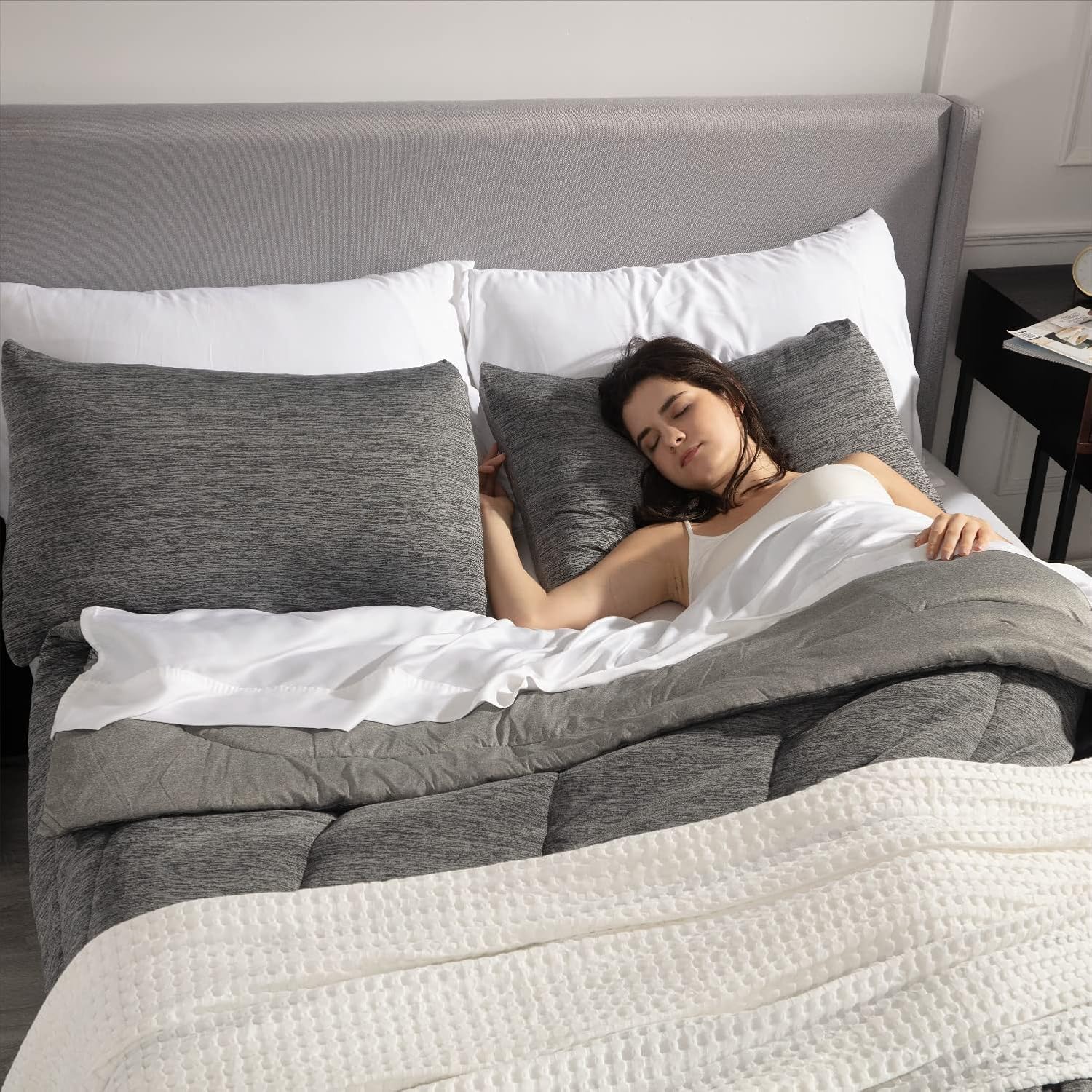 Bedsure Juego de edredón Cal King, juego de cama refrescante y cálido, edredón reversible gris oscuro para todas las estaciones, 3 piezas, 1 edredón