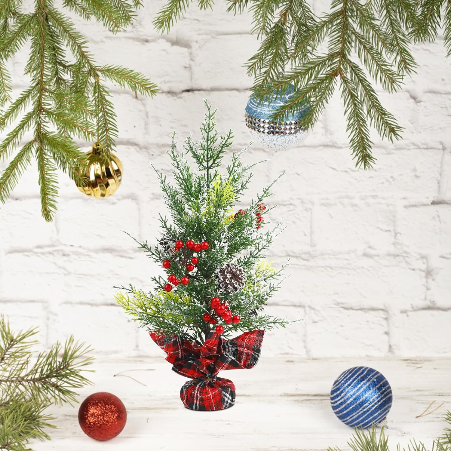 CCINEE Mini árbol de Navidad de 16 pulgadas, pequeño árbol artificial de mesa de Navidad, decorado con conos de pino y racimos de bayas para