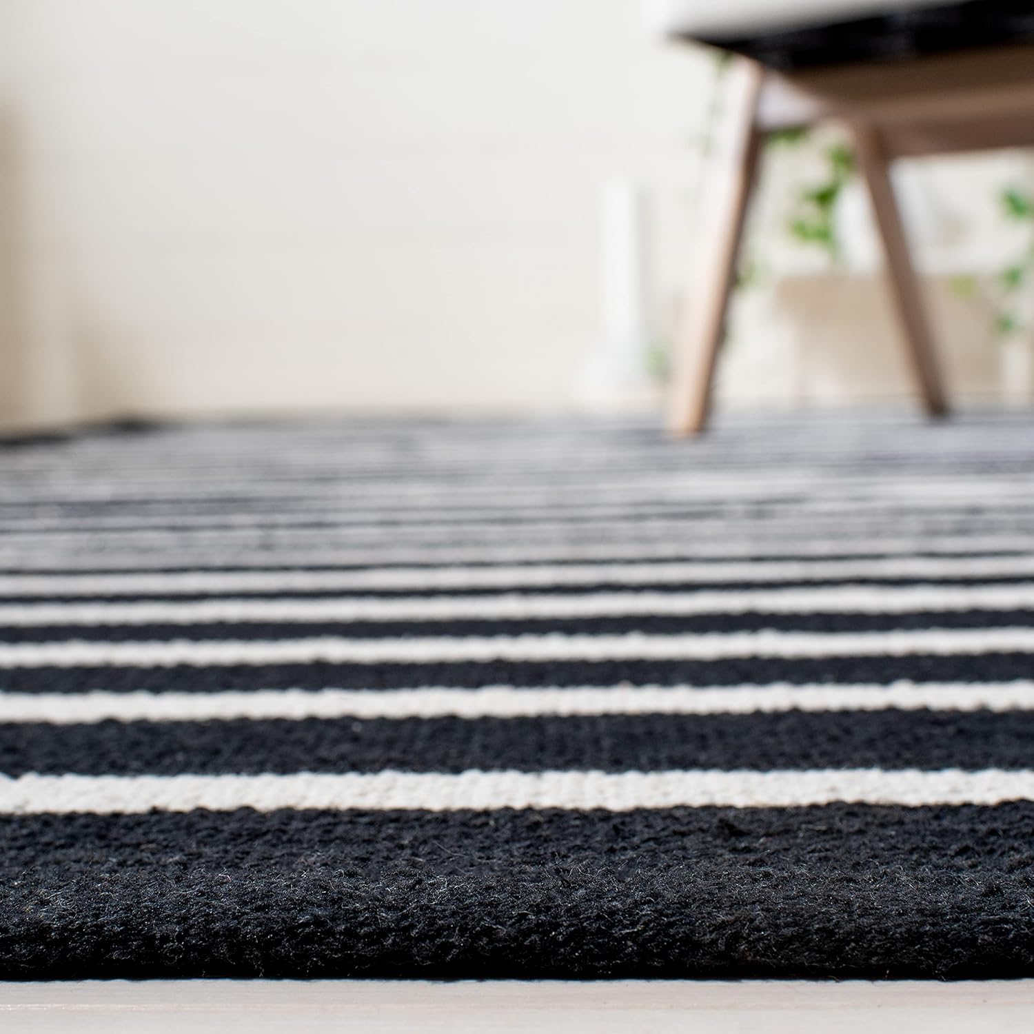SAFAVIEH Montauk Collection – Alfombra de área de 8 x 10 pies, color negro y marfil, tejido plano bohemio hecho a mano de algodón a rayas modernas,