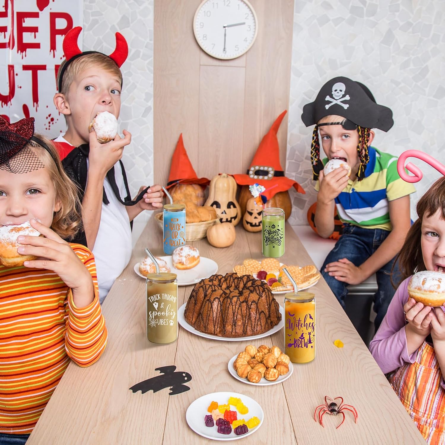 Paquete de 4 vasos de vidrio de Halloween de 16 onzas, tazas de Halloween, tarros de calabaza fantasma con tapas y pajitas, vasos con forma de lata