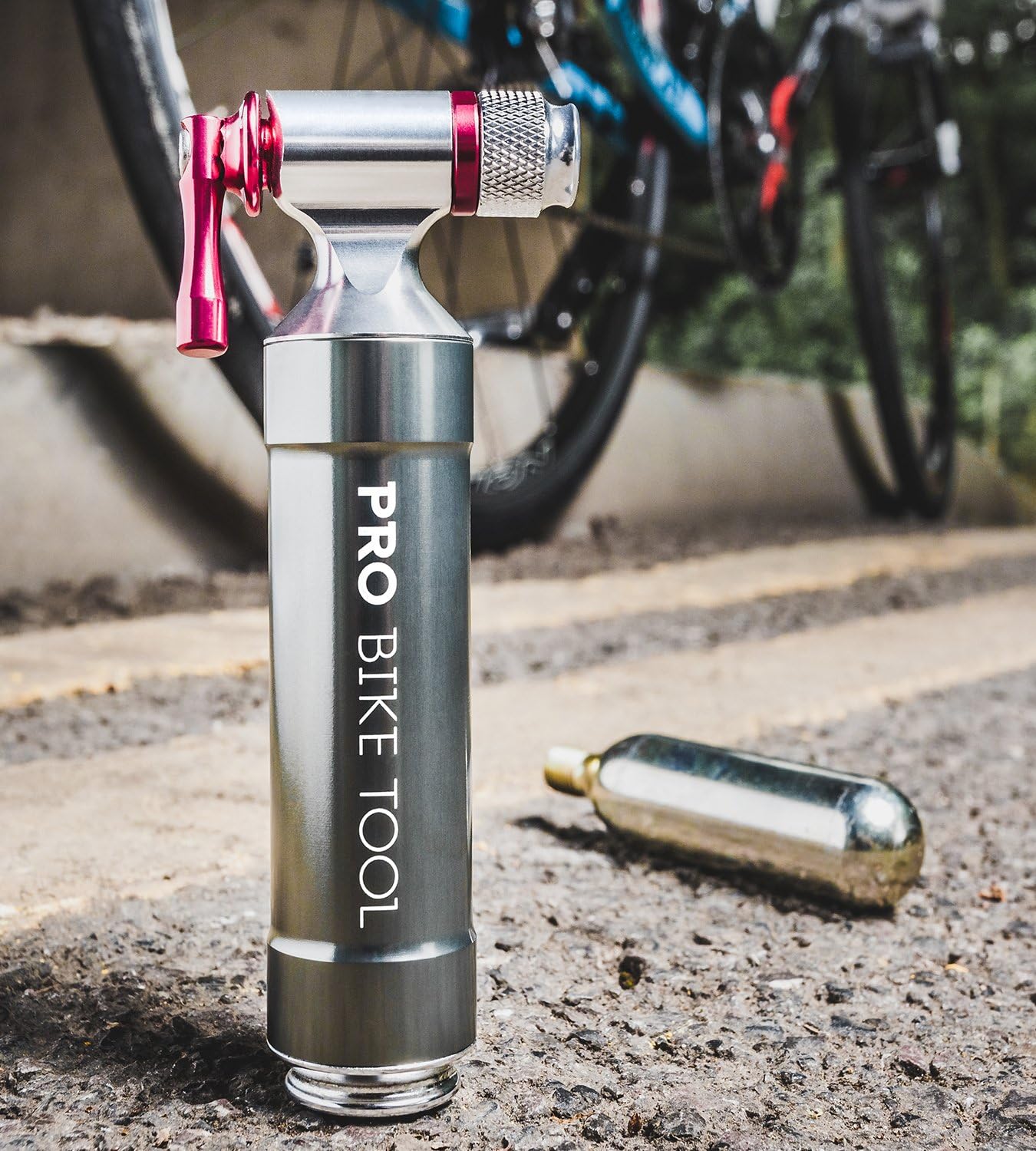 Inflador de CO2 con recipiente de almacenamiento de cartucho de Pro Bike Tool – Rápido, fácil y seguro – Para Presta y Schrader – Bomba de neumático