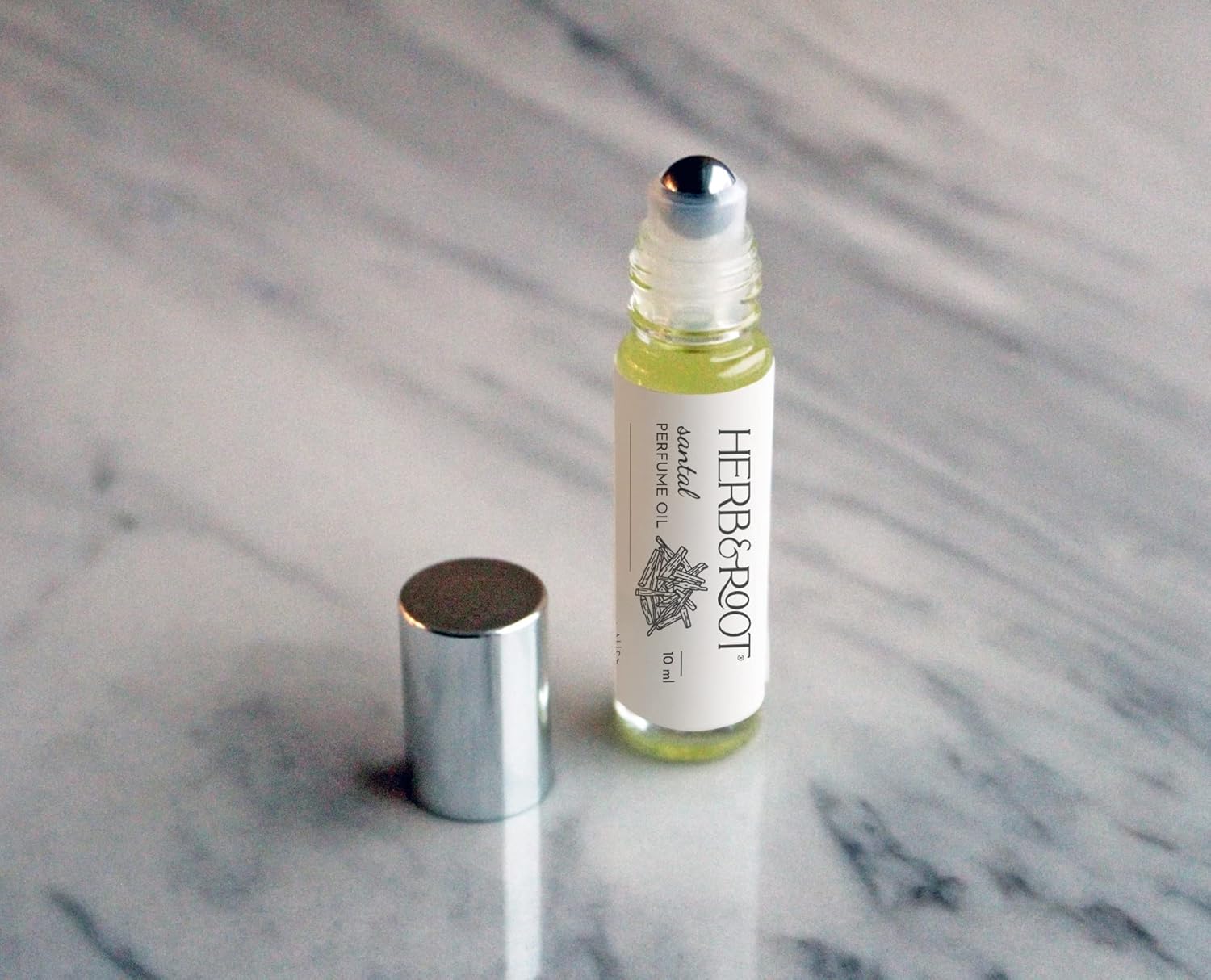 Santal Perfume Oil Rollerball (rollon)  Herb & Root  0.3 fl oz  Perfume Virginia Cedro y Palo Santo, fragancia Smoky Woods para hombres o mujeres