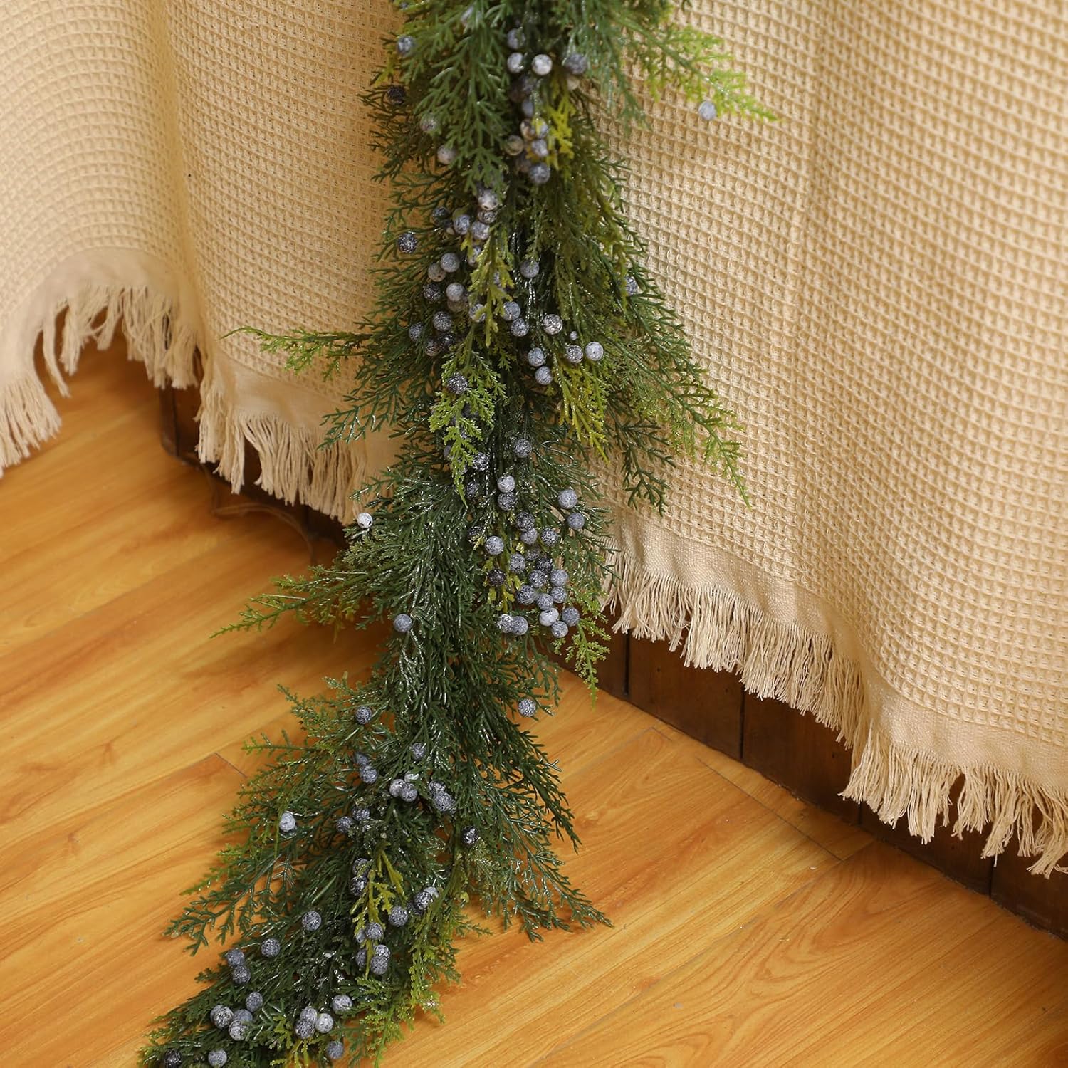 Jutom Guirnalda de vinilo navideño de enebro y bayas artificiales de enebro con bayas, guirnalda de enebro realista resistente a la intemperie, para