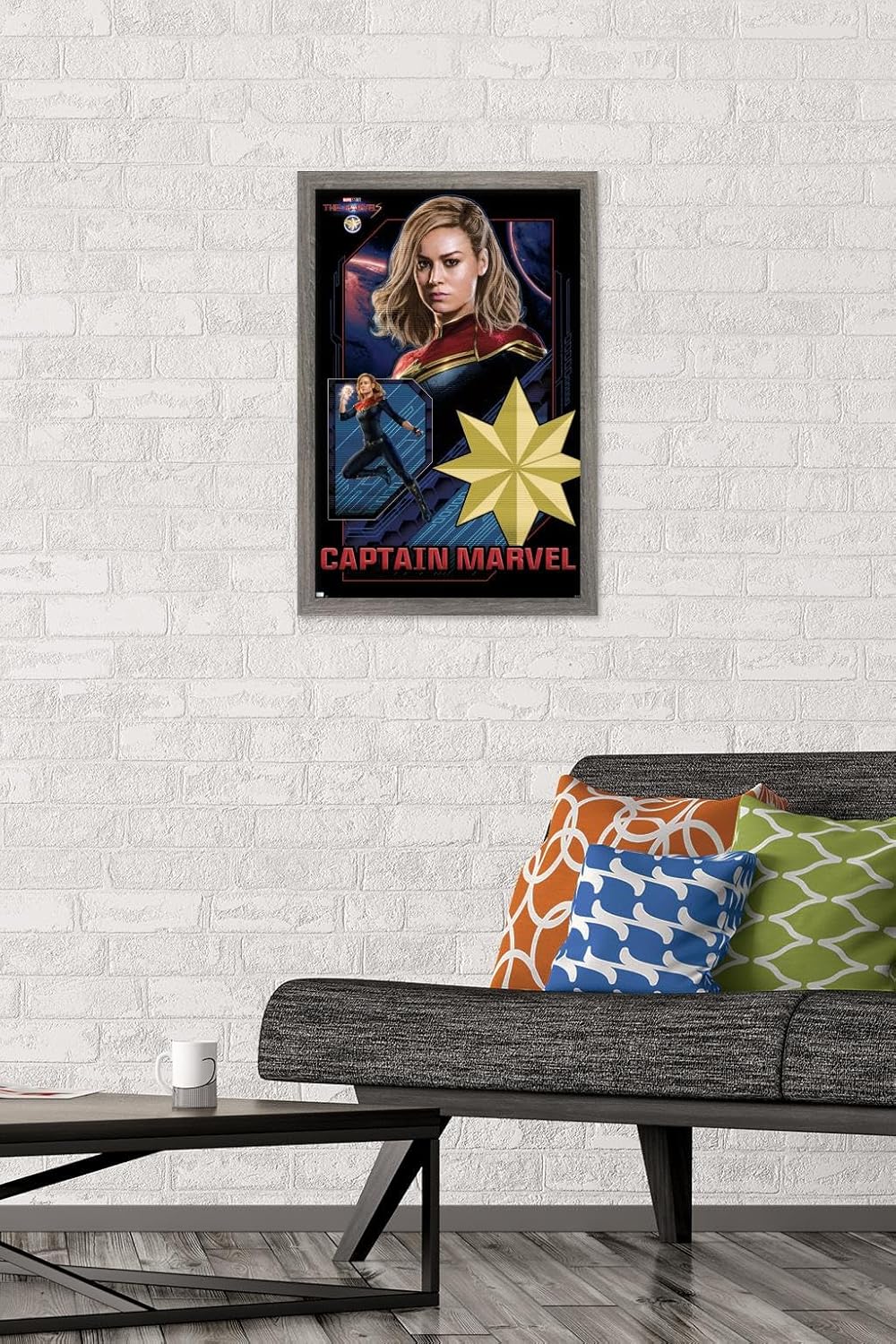 Trends International Marvel The Marvels – Póster de pared de Capitán Marvel, 14.72 x 22.37 pulgadas, versión enmarcada de madera de granero