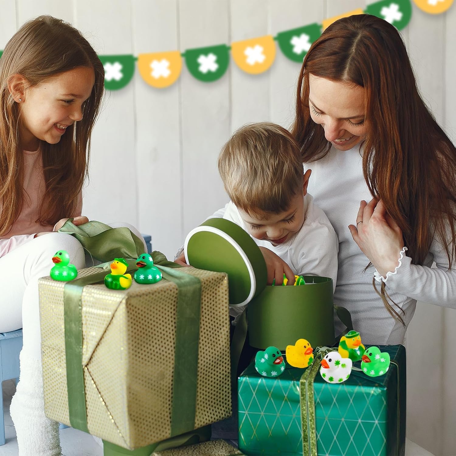 18 patos de goma para el día de San Patricio, 6 estilos, mini patos de goma verdes, trébol irlandés, divertidos juguetes de baño para niños,