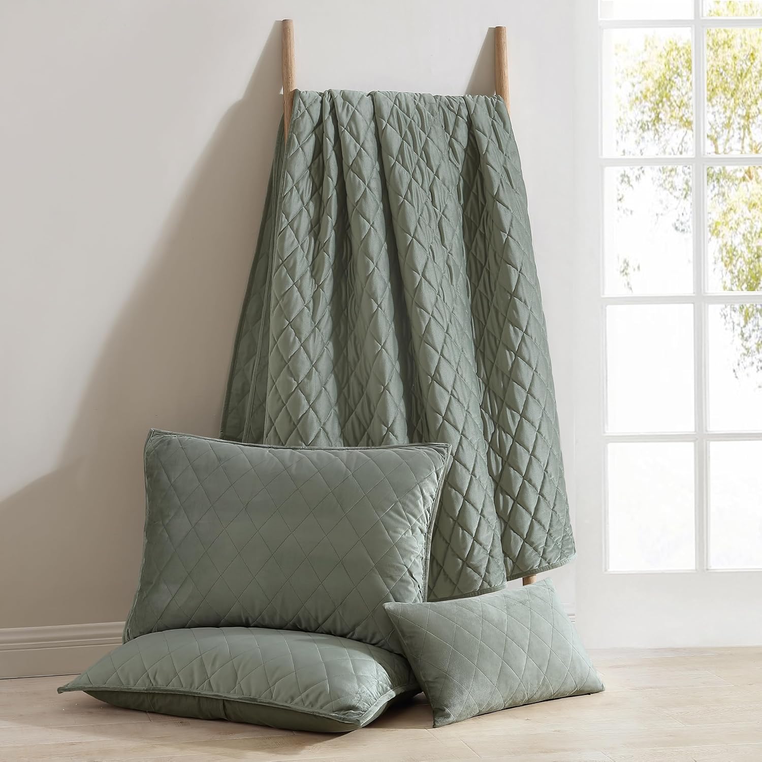 Laura Ashley – Juego de edredón King, ropa de cama reversible de terciopelo sólido, decoración del hogar para todas las estaciones con fundas y