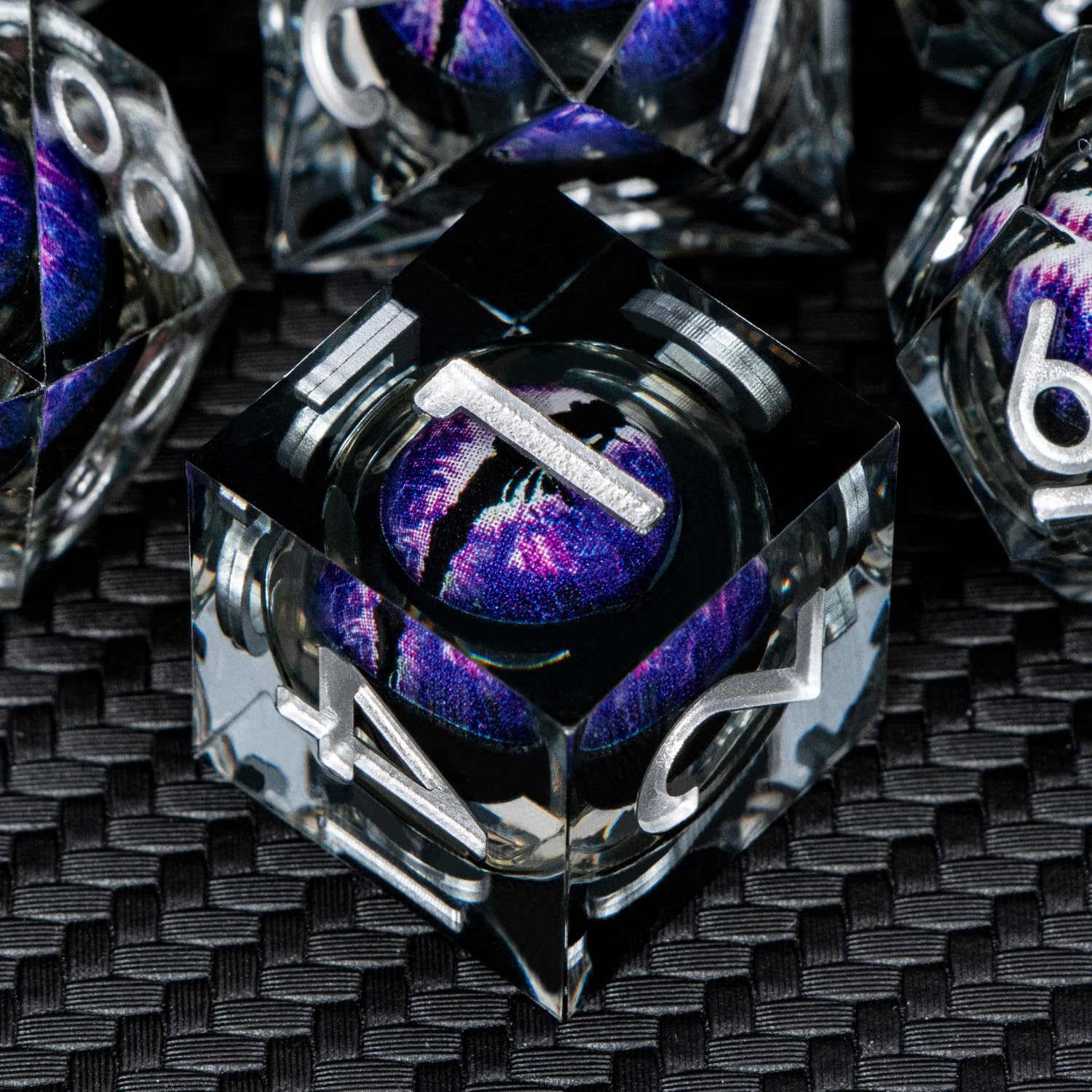 ARUOHHA DND – Juego de dados de resina de ojo de dragón con núcleo líquido, juego de dados de bordes afilados morados con caja de regalo, dados