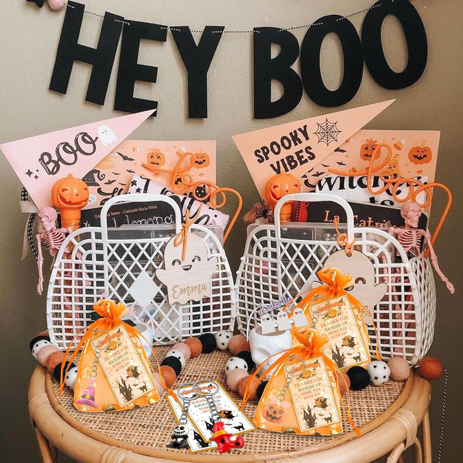 BUYWUMORE 12 juegos de recuerdos de fiesta de Halloween con llaveros de murciélago de calabaza fantasma, bolsas de organza naranja y etiquetas de