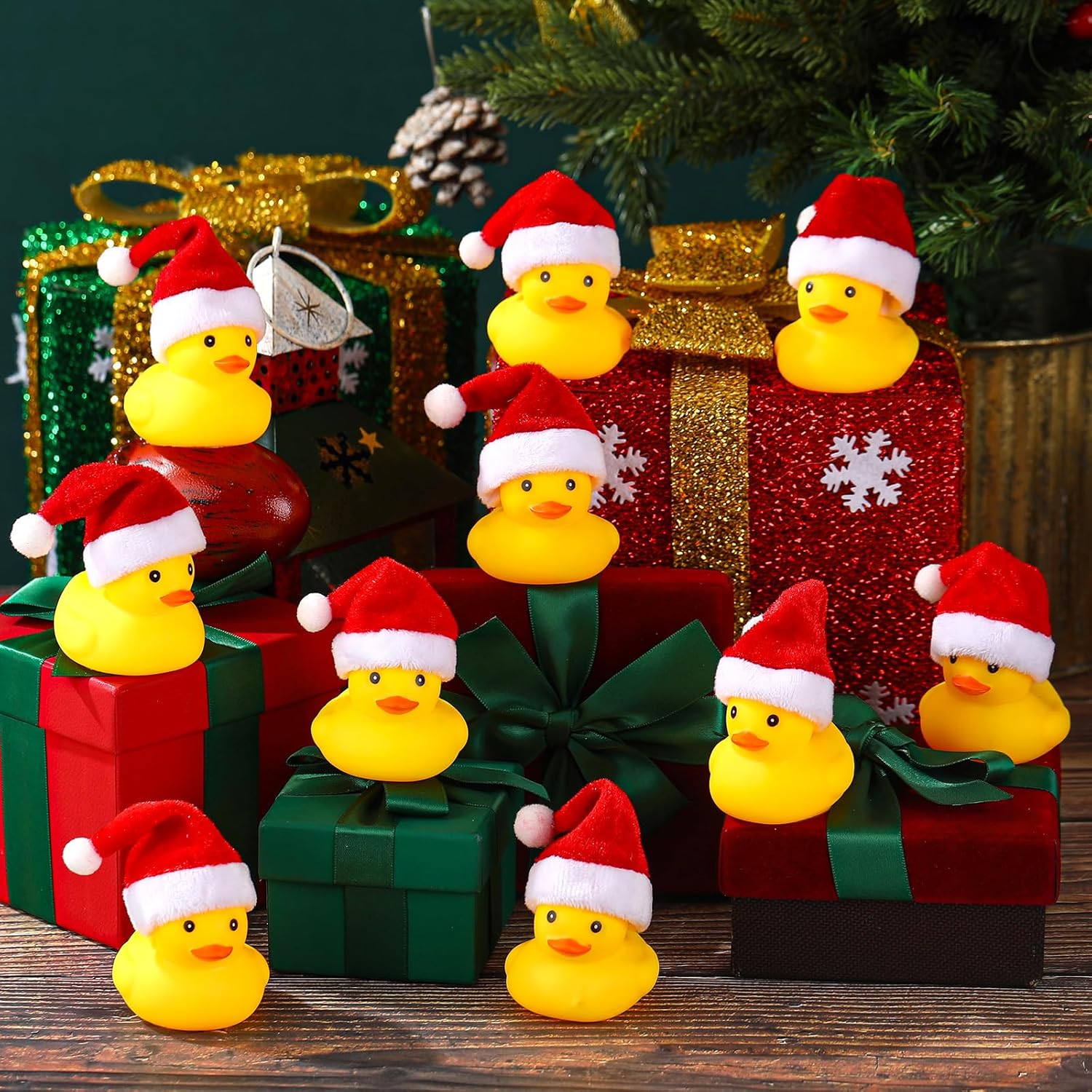 Liliful 48 patos de goma navideños con sombreros de Navidad, pequeños patos amarillos, mini patos flotantes de goma chirriantes, juguetes de baño