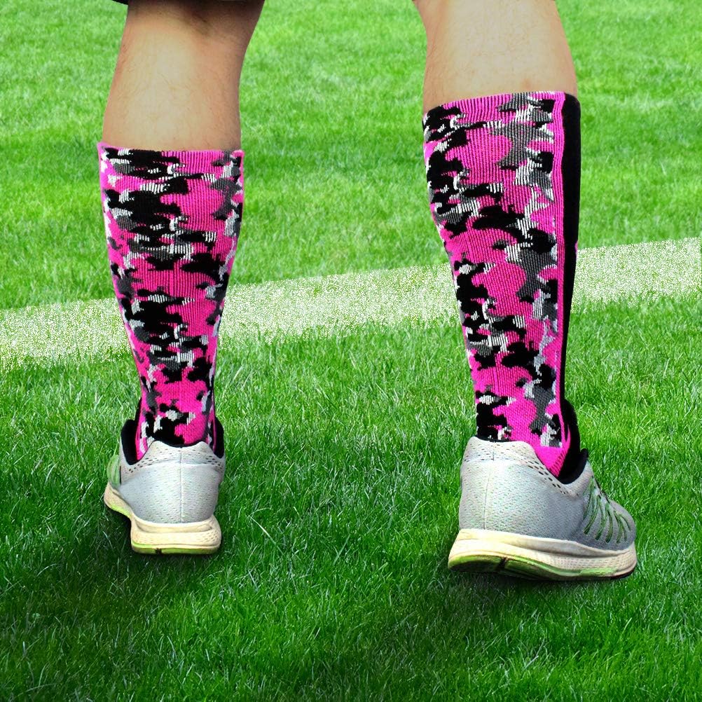 Sports Breast Cancer Awareness – Juego de calcetines y pulseras de cinta rosa  2 pares de calcetines deportivos de camuflaje digital + 4 bandas para