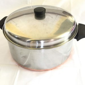 Revere Ware ‘Copper Maid’ – Olla holandesa de 6 cuartos de galón con tapa abovedada Revere Ware ‘Copper Maid’ – Olla holandesa de 6 cuartos de galón con tapa abovedada