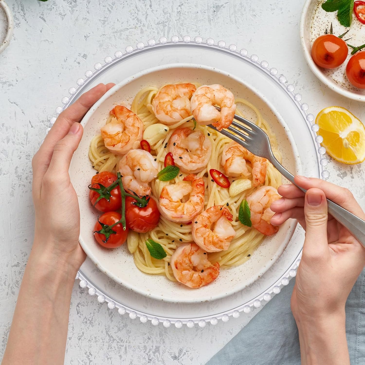 100 platos de carga redondos transparentes de 13 pulgadas, de plástico, platos de servicio decorativos con borde de cuentas para bodas, fiestas de