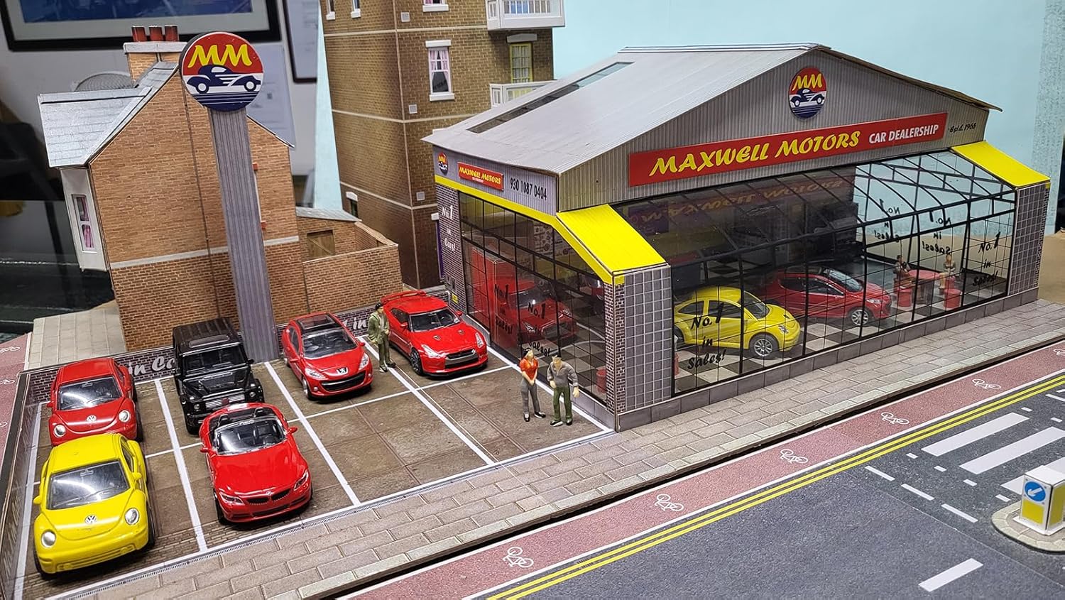 The CityBuilder Kit de fabricación de modelos de cartón para sala de exposición de automóviles – O Scale Model Ferrocarril Building