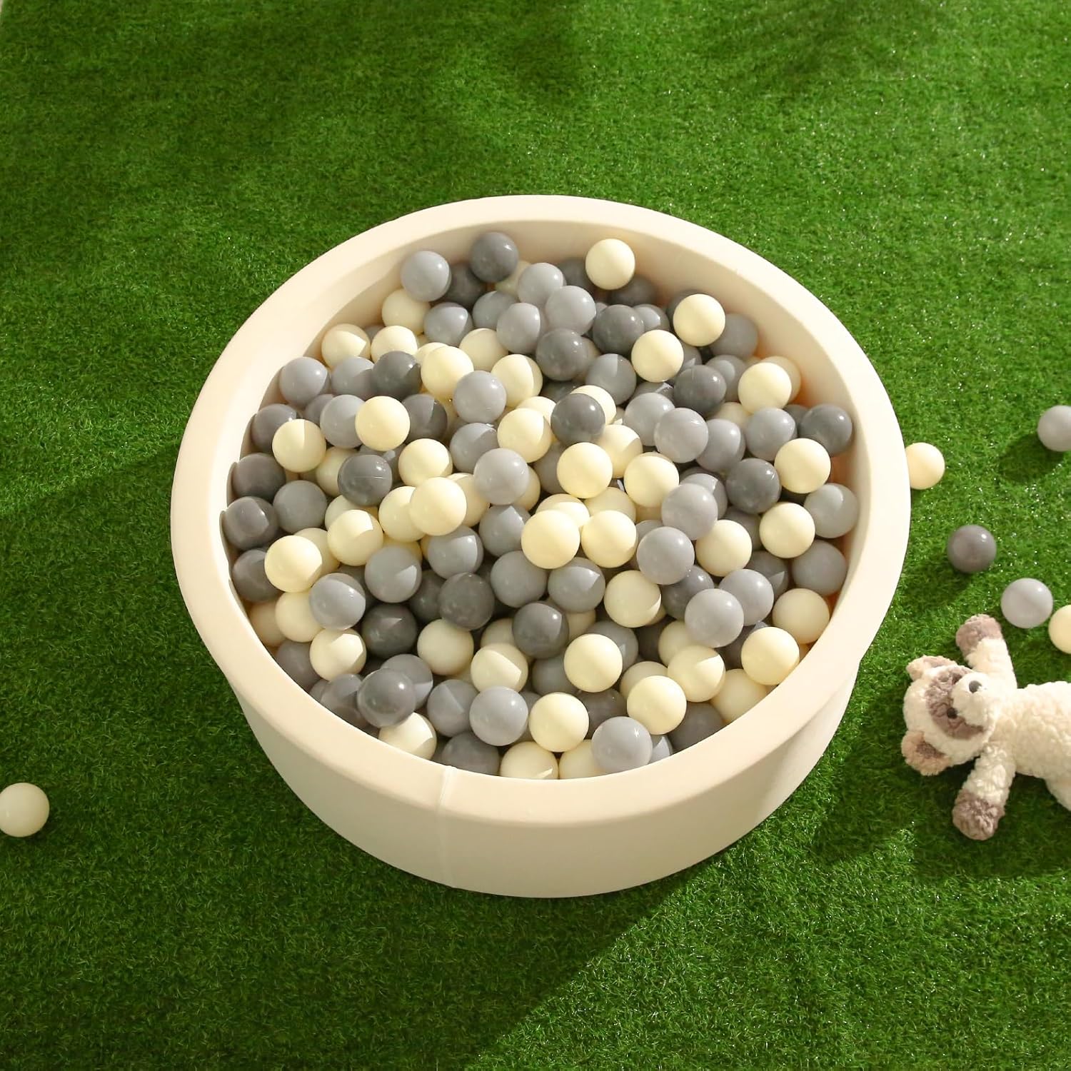 TRENDPLAY Pelotas de 2.75 pulgadas, sin BPA y no tóxicas, estimulan los sentidos y fomentan el desarrollo cognitivo, blanco crema + gris oscuro +