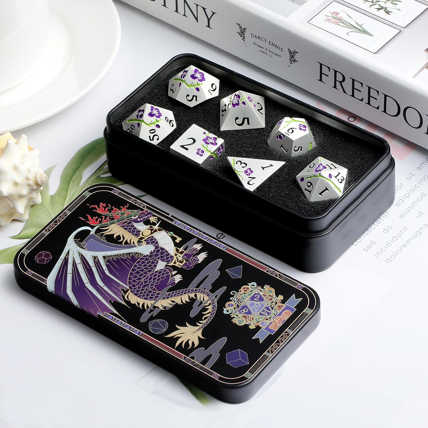 DNDND – Juego de 7 dados metálicos metálicos pesados con estuche de regalo para juego de mesa de Calabozos y Dragones (plata mate con flor morada)